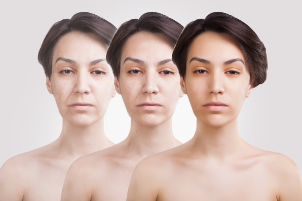 三个年龄段的亚洲女性的比较肖像/年轻的成年人，成熟的成年人，老年人图片下载