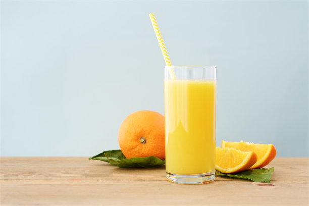 木桌上放着一杯新鲜的橙汁图片下载