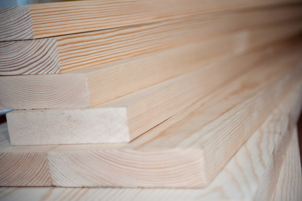 木头板。木材的库存。许多新板库存。刨好的木板堆叠在一起。图片下载