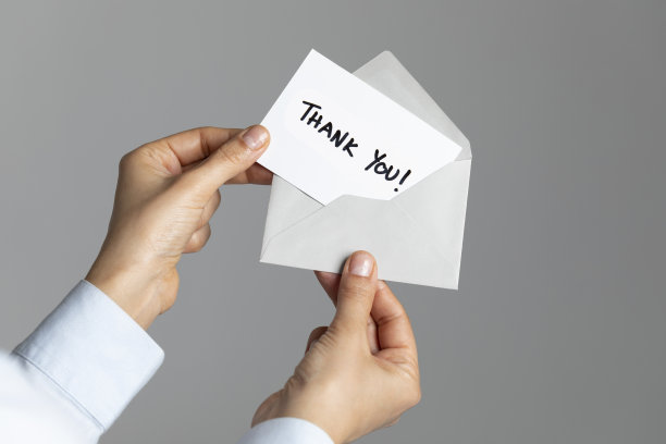 带感谢卡的女人图片下载