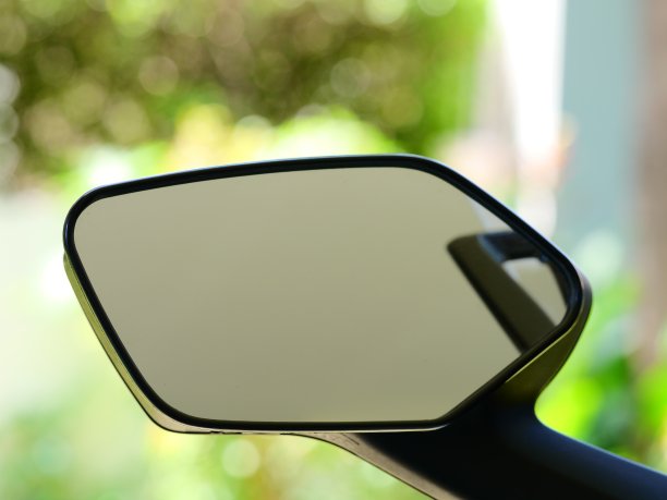 特写摩托车车把与后视镜图片下载