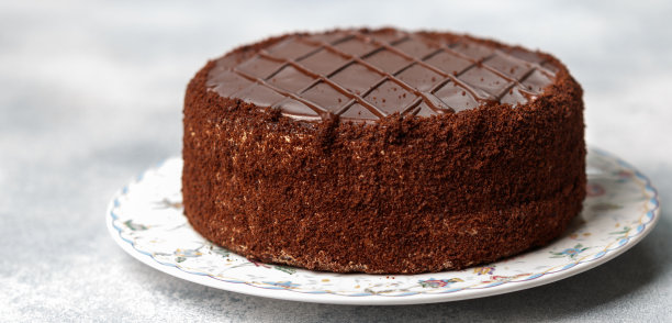自制美味的巧克力蛋糕。茶或咖啡中的美味佳肴。美食家的甜点。有选择性的重点图片下载