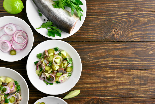 土豆、洋葱、腌黄瓜和苹果的鲱鱼沙拉图片下载