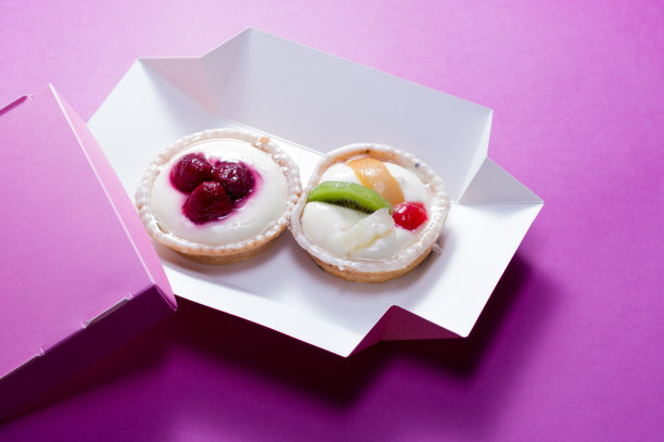 甜点在盒子里。食品交付。包装中的甜点配送。图片下载