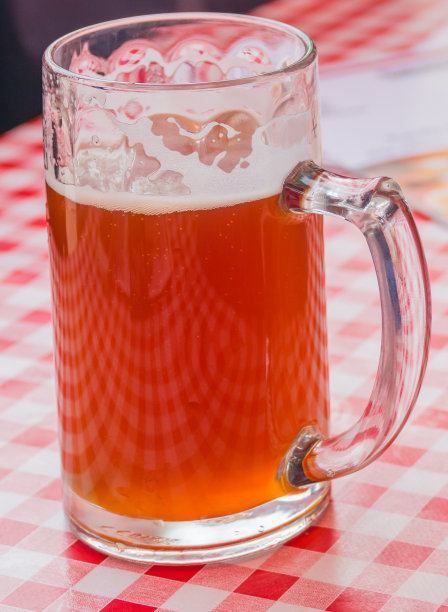 桌子上的啤酒杯图片下载