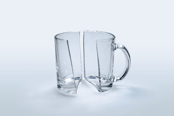 白色背景上的碎玻璃杯图片下载