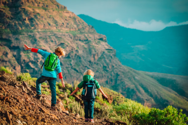 快乐的男孩和女孩在山上旅行，家人在大自然远足图片下载
