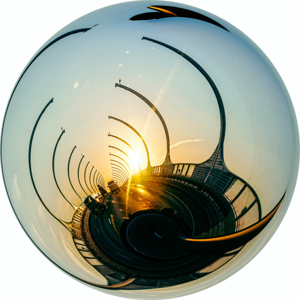 高速公路和大桥上的汽车在日落时行驶在圆形的玻璃球上图片下载