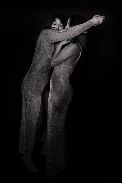 两个女人和一条蛇图片下载