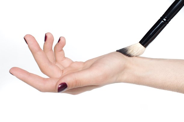 年轻女子用化妆刷刷手腕图片下载