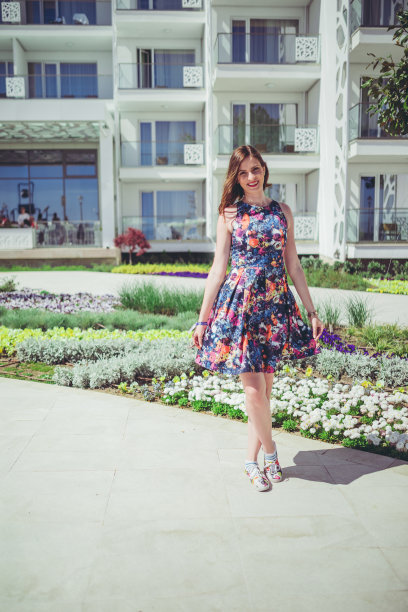 一个阳光明媚的年轻女子图片下载