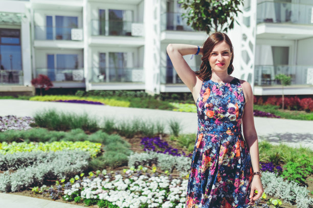 一个阳光明媚的年轻女子图片下载