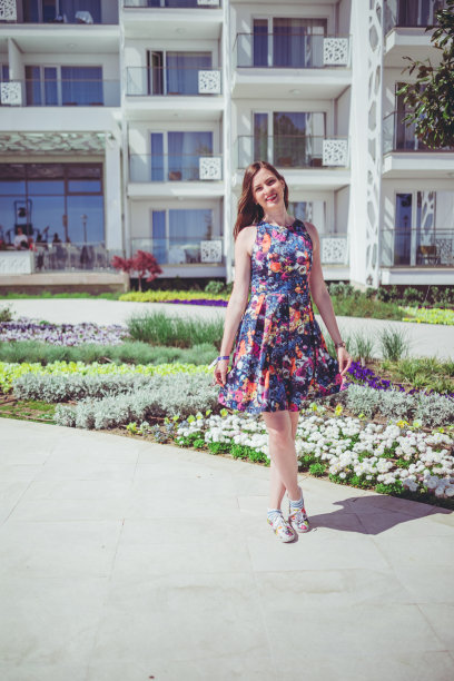 一个阳光明媚的年轻女子图片下载