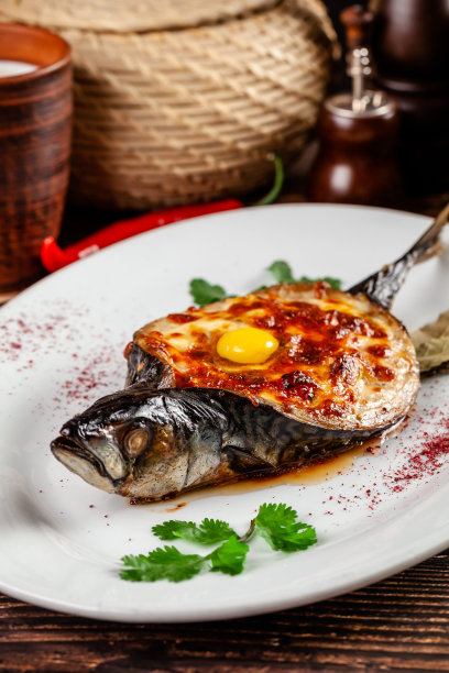 格鲁吉亚菜的概念。烤鱼鲭鱼Adzhar。在格鲁吉亚餐厅里，在木桌上用白色盘子端菜。的背景图片。本空间图片下载
