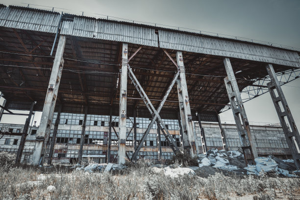 旧废弃的废墟工厂破坏建筑物。黑白水平照片。图片下载