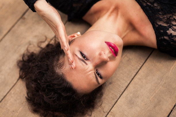 年轻漂亮的姑娘正躺在木铺位上图片下载