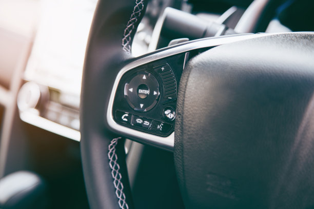 现代黑色方向盘，多功能按钮，快速控制，图片下载