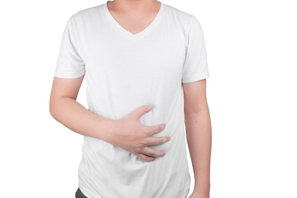 亚洲年轻人正遭受胃溃疡的折磨。胃炎由幽门螺杆菌感染引起的保健与健康问题概念孤立在白色背景上，剪切路径图片下载