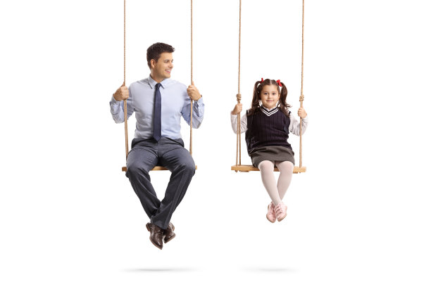 父亲和女儿坐在秋千上图片下载