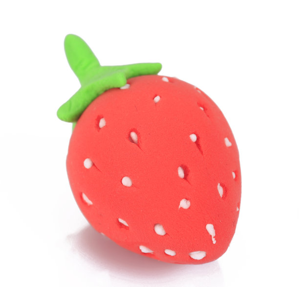 红色和绿色的橡皮泥是草莓在白色的背景，水果面团图片下载