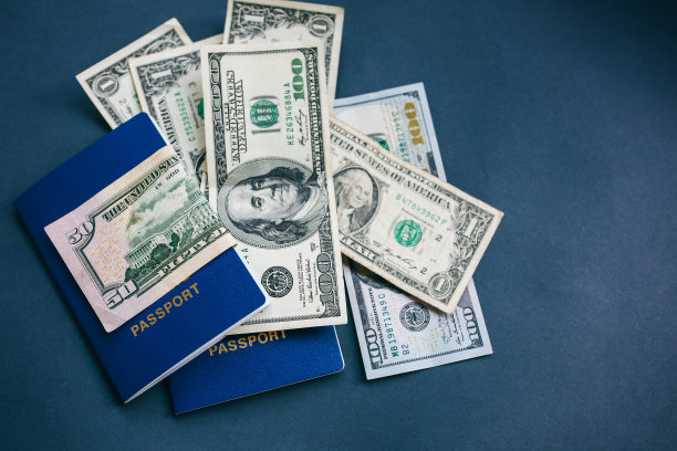 外国护照和钱。旅游概念的照片。假期在美国和新的国家。美元纸币。图片下载