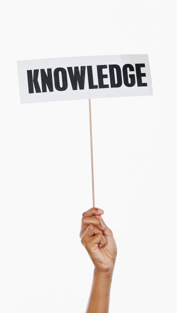 单手举着写有“知识”的牌子图片下载