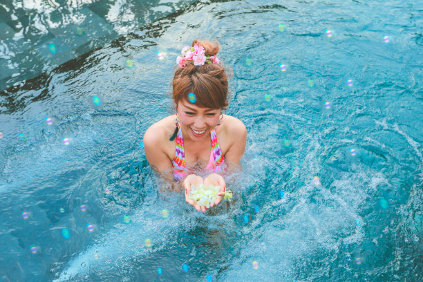 派对女孩在泳池里玩肥皂泡图片下载