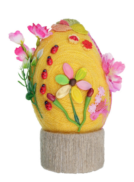 用绳花和种子手工制作的乡村复活节蛋。孤立的图片下载