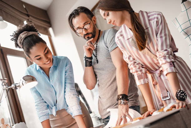底部视图的年轻设计师绘制新的布局。裁剪照片图片下载