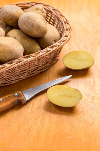 篮子里装着土豆和刀图片下载