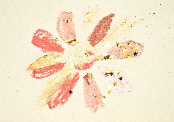 粉色的唇膏，金色的亮片，抽象的化妆品背景，复古的颜色图片下载