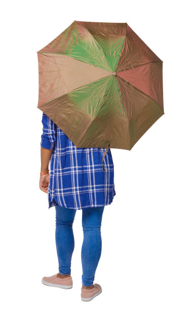 一个黑皮肤的女孩在伞下穿衬衫的背影。图片下载