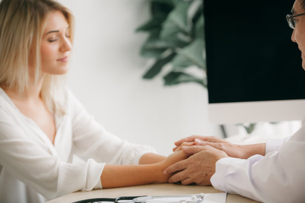 医生安抚她的女病人的手。医德医信理念图片下载