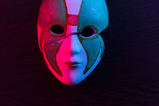 黑色墙壁上的白色面具图片下载