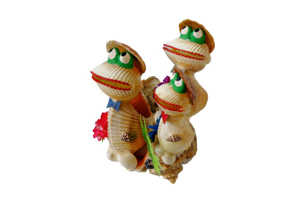 用贝壳做的纪念品，帽子上有三只青蛙图片下载