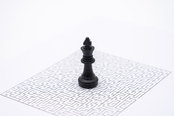 一个国际象棋放在迷宫的中心。业务理念概念故障处理分析问题，找到解决方案。图片下载