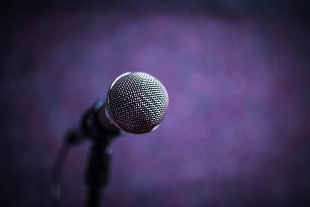 蓝色/紫色背景上的麦克风图片下载