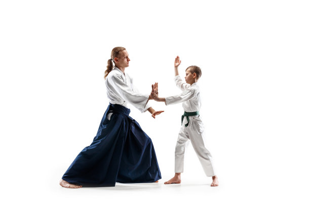 男子和少年在武术学校合气道训练打斗图片下载