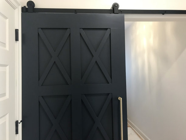 黑色的谷仓门图片下载