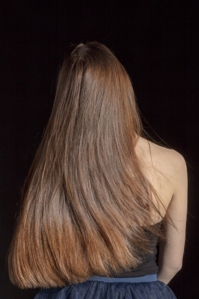 女孩长着漂亮的棕色羊绒长发图片下载