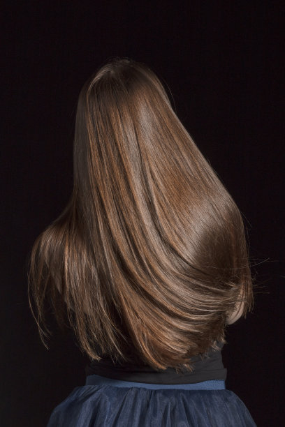 女孩长着漂亮的棕色羊绒长发图片下载