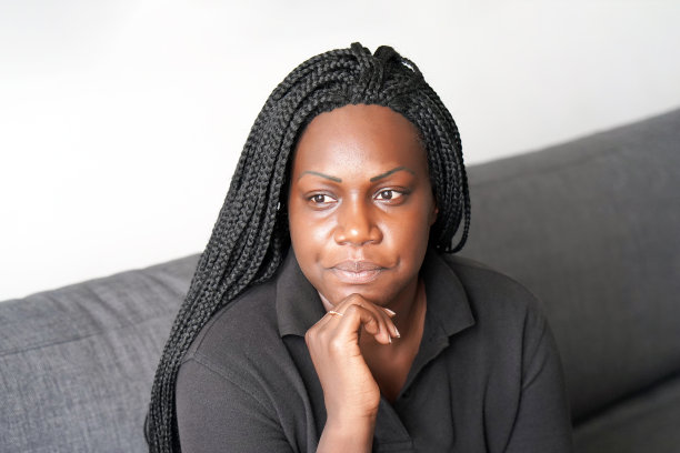 悲伤的非洲女人图片下载