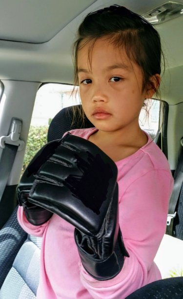 一个女拳击手-一个坚强的女孩-女孩的力量拳击运动图片下载