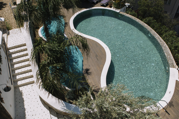 从阳台看游泳池图片下载