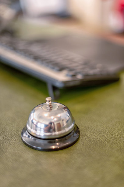 接待区绿色皮革表面上的钟和键盘图片下载