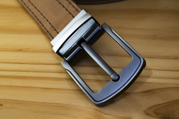 时尚皮带上木制背景与钢金属扣图片下载