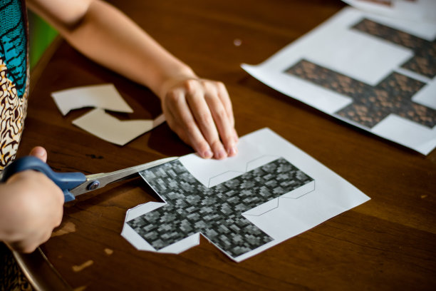 在桌子上做工艺品的女人的小手图片下载