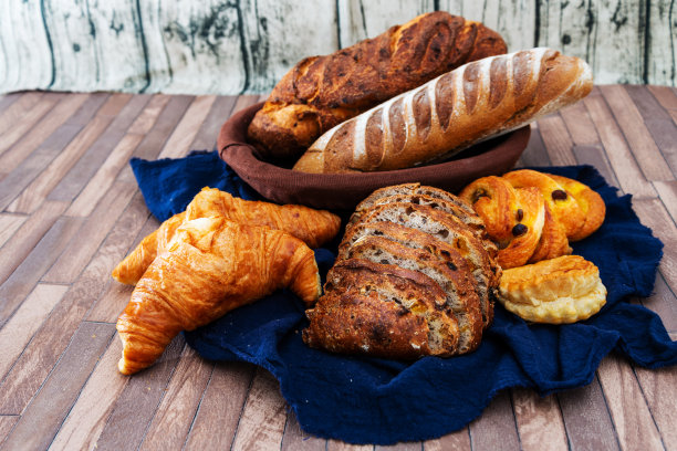 餐桌背景是新鲜出炉的法国面包图片下载