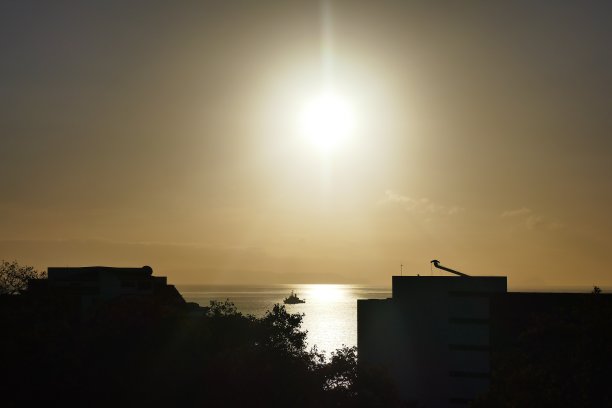 直入夕阳下，水面和马德里的城市景观图片下载