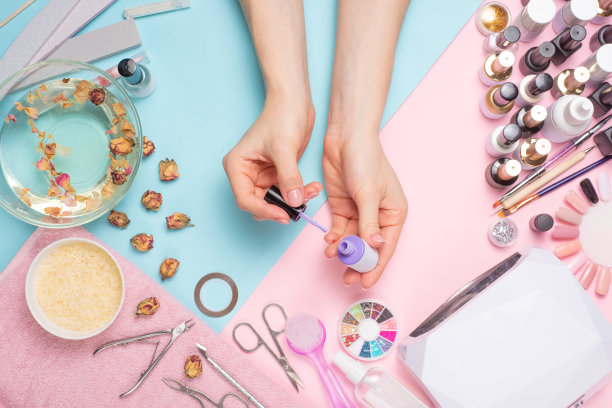 美甲美容沙龙，指甲护理和护理。女人修指甲。图片下载